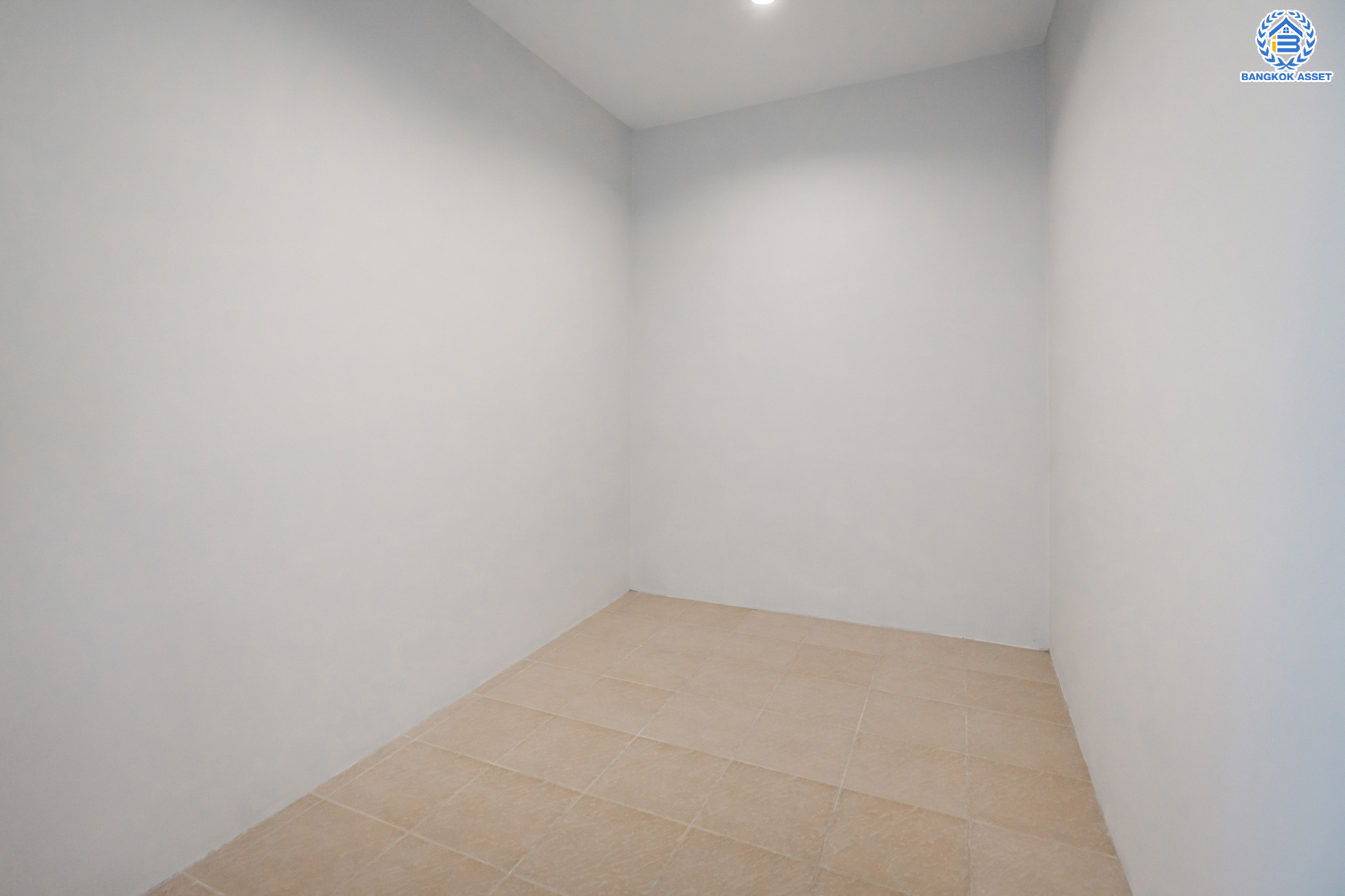 บ้านมือสองตกแต่งใหม่ ม.ลัดดารมย์ วัชรพล แบรนด์ Q.House หลังมุม เนื้อที่ 128 ตร.ว. ฟังก์ชัน 3 ห้องนอน 4 ห้องน้ำ 1 ห้องแม่บ้าน จอดรถได้ 4 คัน Facilities ครบครัน บนทำเลเชื่อมต่อหลายเส้นทาง ถ.รามอินทรา ถ.สายไหม และถ.พหลโยธิน ใกล้สนามบินดอนเมือง ทางด่วน "ศรีรัช" และ เซ็นทรัลรามอินทรา